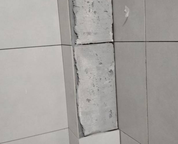 北仑瓷砖空鼓维修公司分享下瓷砖施工前基层浇水润湿程度不足，可能导致以下问题