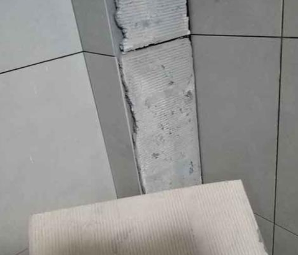 北仑瓷砖空鼓维修公司分享下厨房瓷砖脱落的补救措施。